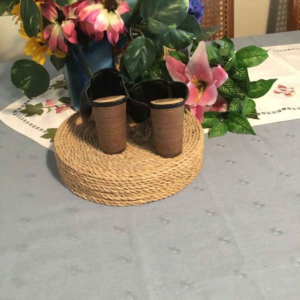 🌹HOST PICK🌹 VINCE CAMUTO BLACK STRAPS SLIP ON SHOES/ “4 HEEL/ SIZE 8/ NWOT - Picture 5 of 5